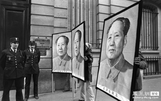 1976 September 9th, in Paris, France, 200 people gathered in front of the Chinese Embassy in France to mourn the death of Mao Zedong. sursa