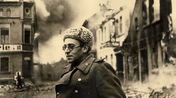 Vasili Grossman, corespondent de război al Krasnaia Zvezda (Steaua Roșie), jurnal al Armatei Roșii. Schwerin, Germania, 1945.