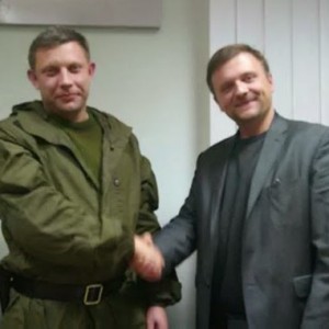 Aleksandr Zakharchenko, lliderul teroriștilor separatiștilor pro-ruși și Mateusz Piskorski, 1 noiembrie, 2014, Donețk, Estul Ucrainei | via https://anton-shekhovtsov.blogspot.com/