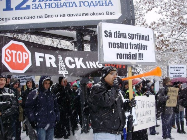 Proteste împotriva gazelor de șist în fața Ambasadei Române din Sofia, Bulgaria