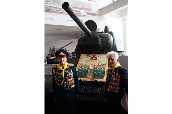 Veterani ai marelui razboi patriot langa tancul T-34