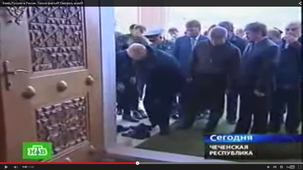 Putin se descalţă la intrarea în moscheea din Groznîi, capitala Ceceniei, cea mai mare moschee din Europa, ce poate găzdui 10.000 persoane. În dreapta sa, dictatorul megaloman cecen Ramzan Kadîrov.