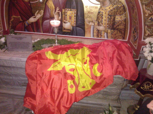 Ivan Muntean pune steagul "moldoveniștilor" antiromâni și filoruși pe mormântul lui Ștefan cel Mare. 